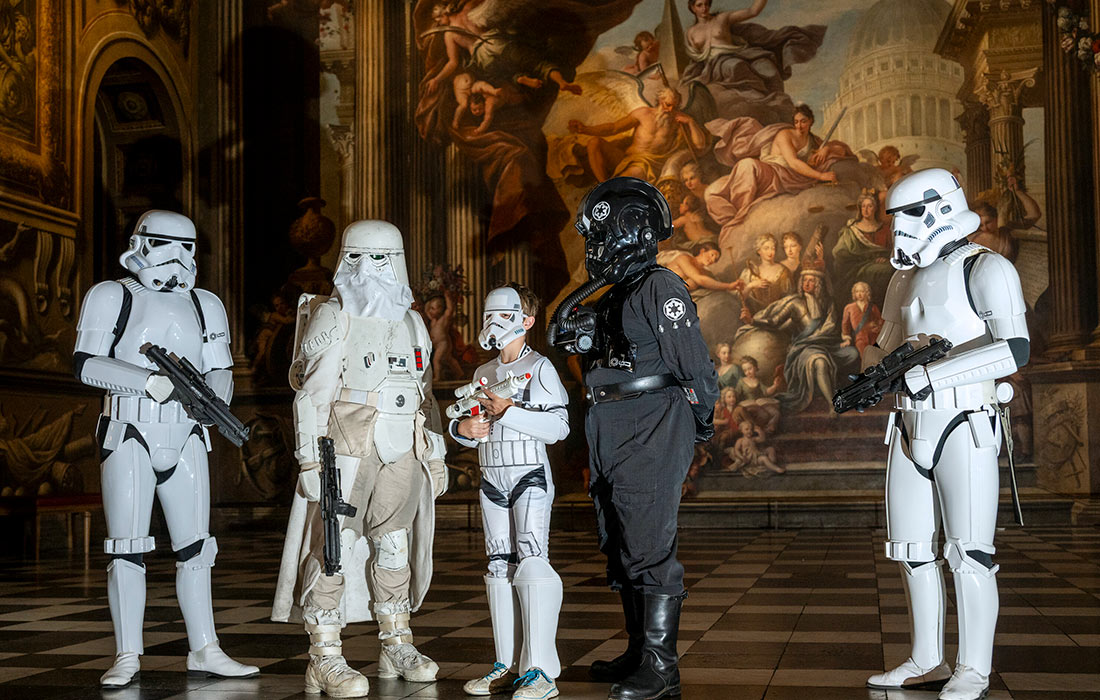 Фотосессия фанатов "Звездных войн" в костюмах штурмовиков в Лондоне