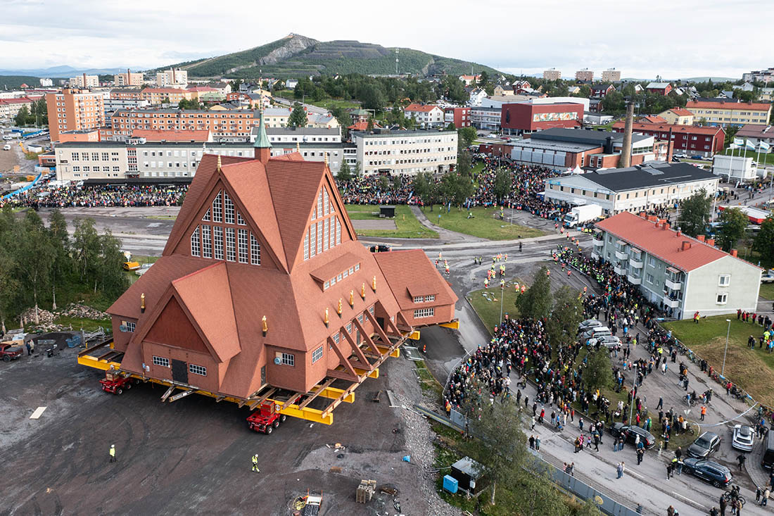 Деревянную церковь шведского города Кируна переместили