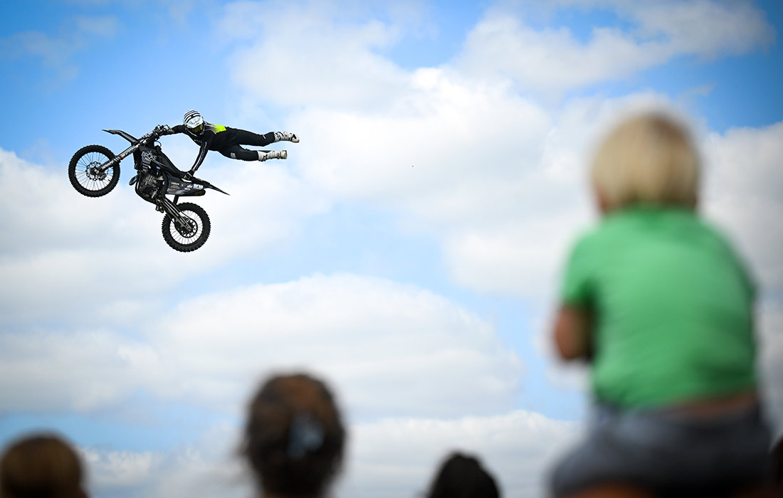 Трюковые шоу по фристайлу на выставке сельскохозяйственного общества Мелплэш в Уэст-Бей, Великобритания