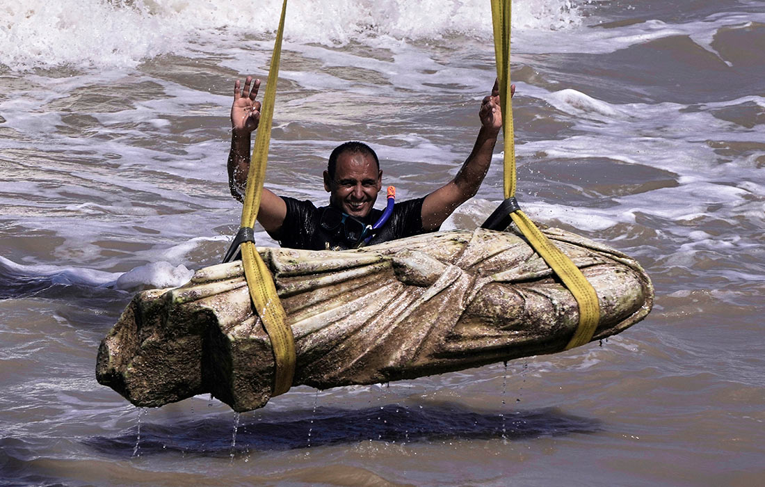 Древние артефакты извлекли со дна Средиземного моря у берегов египетской Александрии