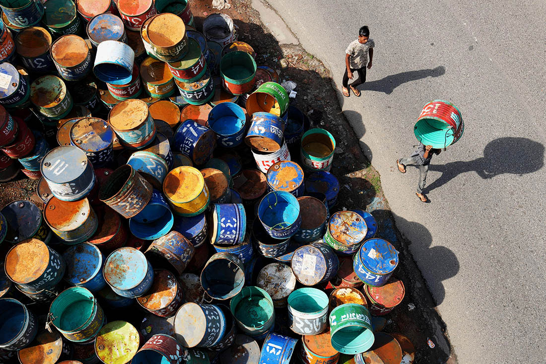 Жители Бангладеш несут рыбакам бочки, в которые те сложат улов
