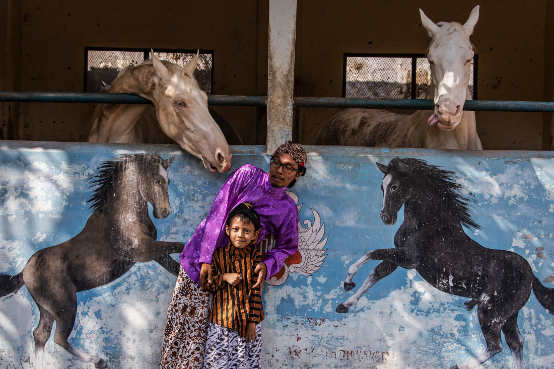 Жители Индонезии во время празднования Дня независимости страны