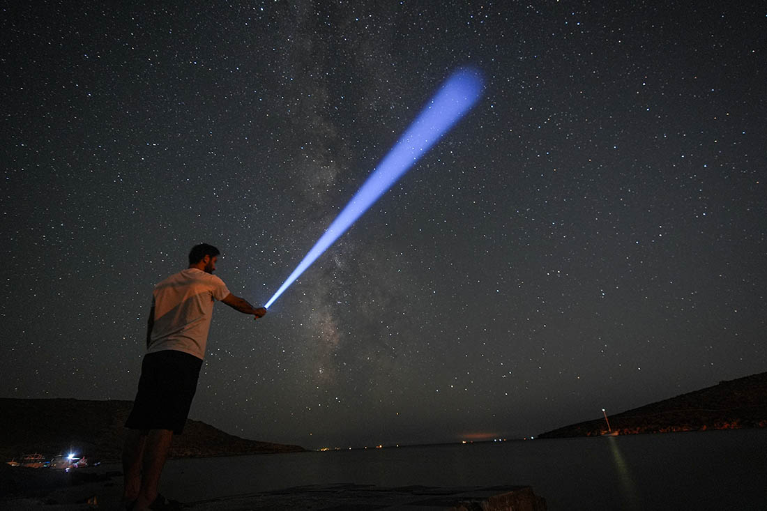Мужчина балуется с фотонной дубиной в Измире