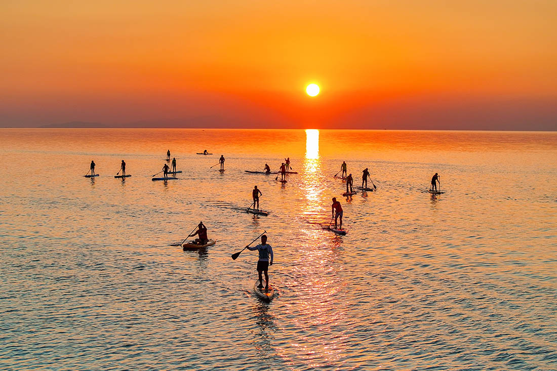 Любители плавать на сап-бордах собрались и поплавали на сап-бордах в Хучжоу