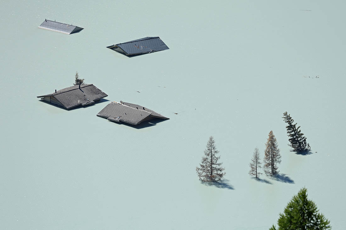 В Блаттене (Швейцария) оползень перекрыл реку, река затопила деревню