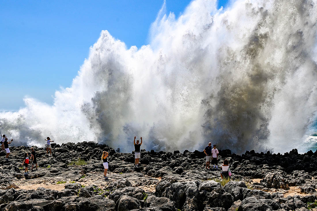 Большие волны пришли на португальские побережья