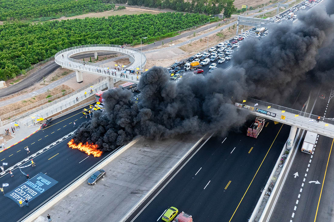 В Тель-Авиве продолжаются акции протеста против войны в Газе