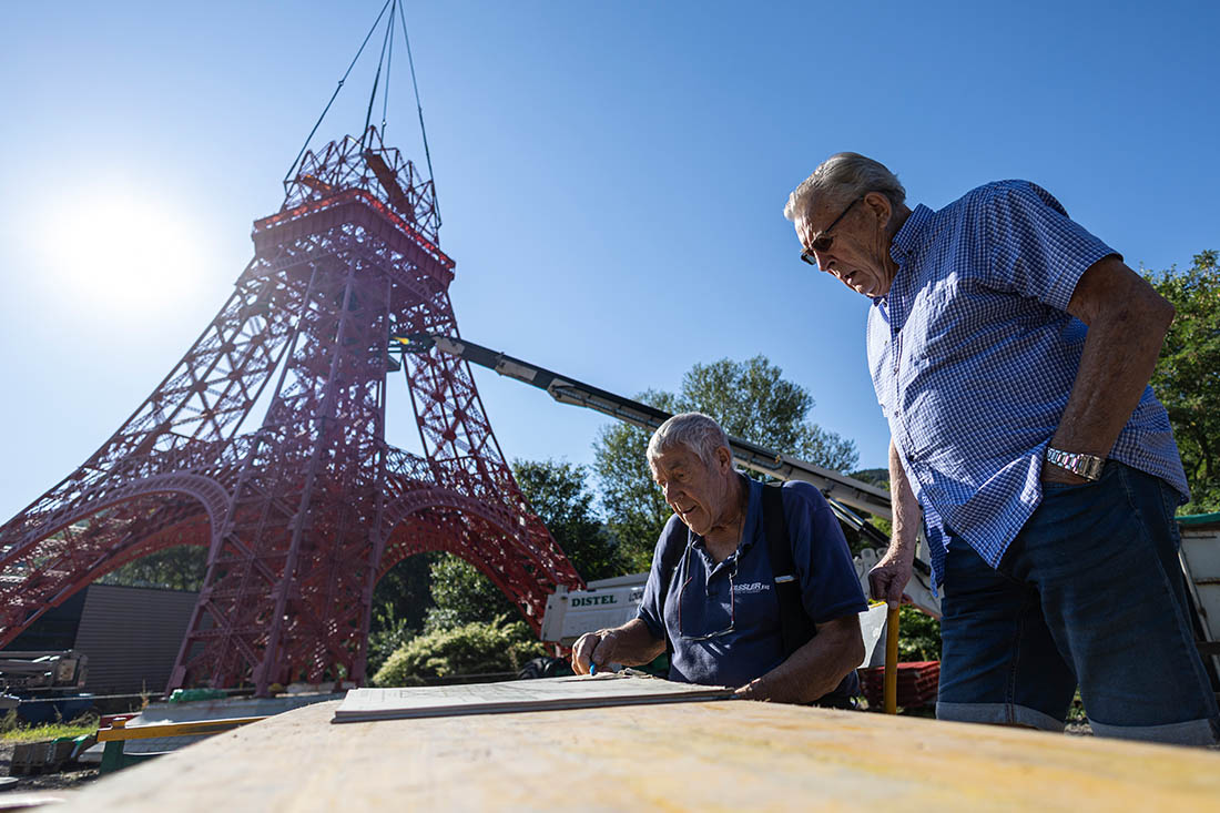 Во Франции дедушка с внуком решили построить себе копию Эйфелевой башни