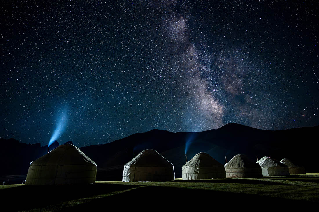 Небо в районе киргизских озер Кёль-Суу и Сонкёль, популярном у любителей астрономии благодаря минимальной засветке и удобным точкам для наблюдения