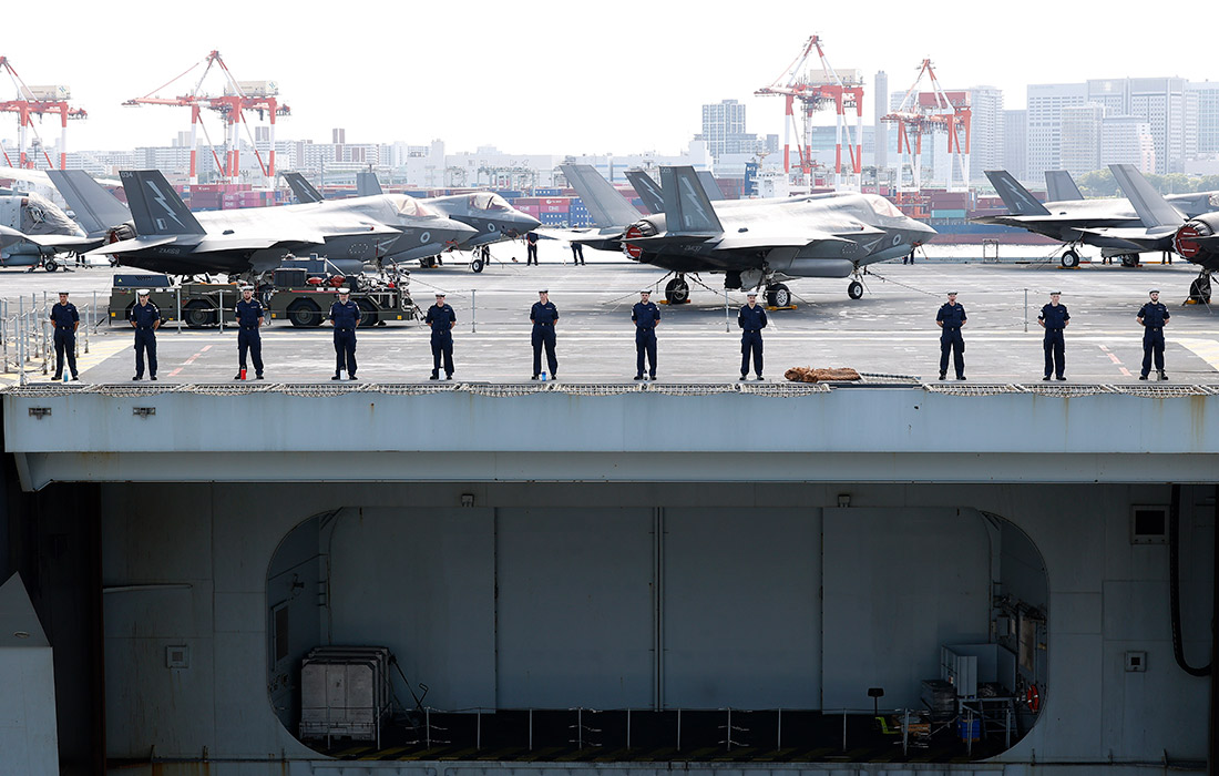 Авианосец британских ВМС "Принц Уэльский" прибыл в Токио