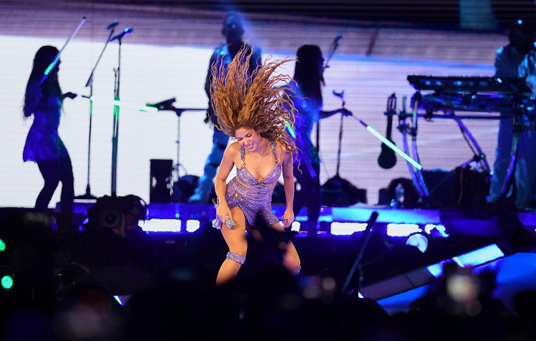 Колумбийская певица Шакира во время выступления в рамках мирового турне Women Don't Cry Anymore