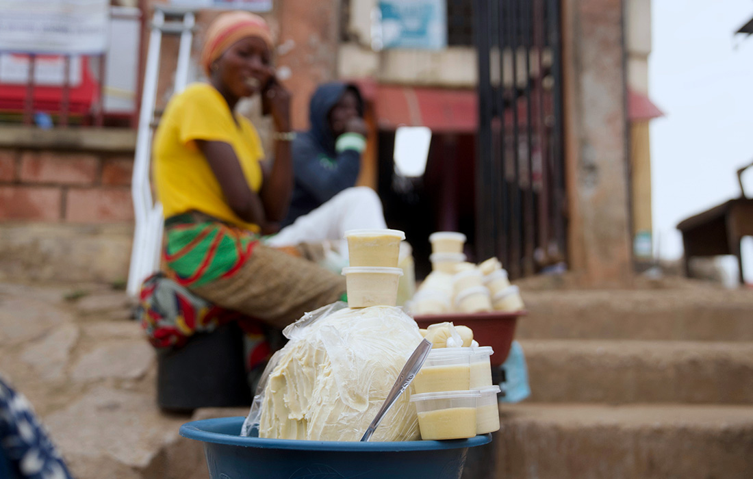 Правительство Нигерии запретило экспорт сырых орехов ши. На фото: местные жители продают масло ши на улице города.