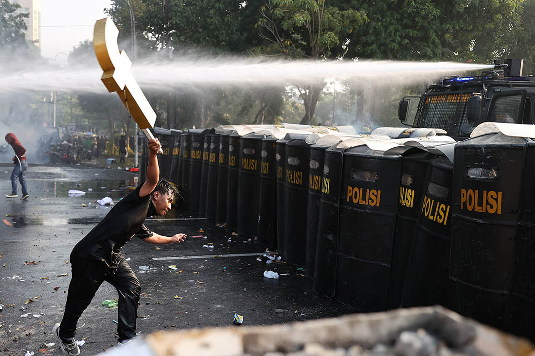 Массовые беспорядки в Индонезии после смерти велокурьера в результате наезда на него полицейского броневика