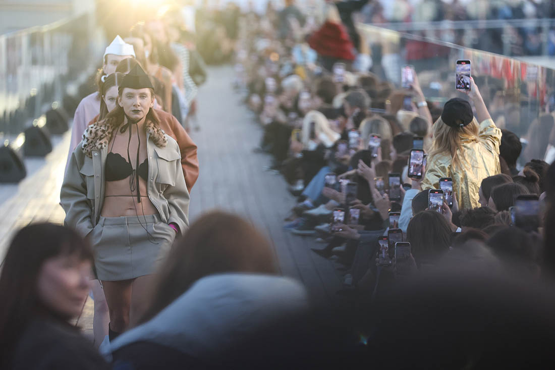 Показ моды на Парящем мосту в Зарядье