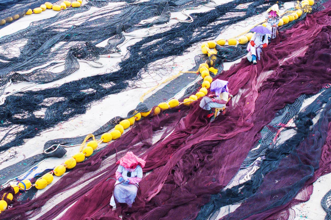 Ремонт рыбацких сетей в Вэньлине (Китай)