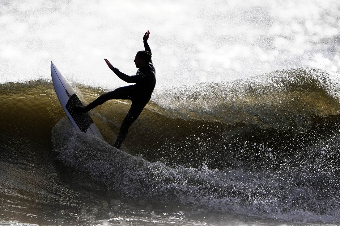 Сёрфер на северо-восточном побережье Англии