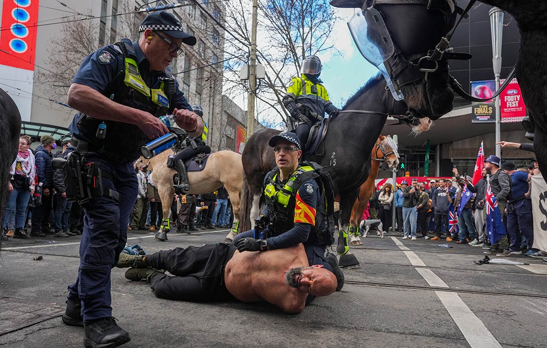 Арест протестующего во время антииммиграционного марша в Мельбурне, Австралия