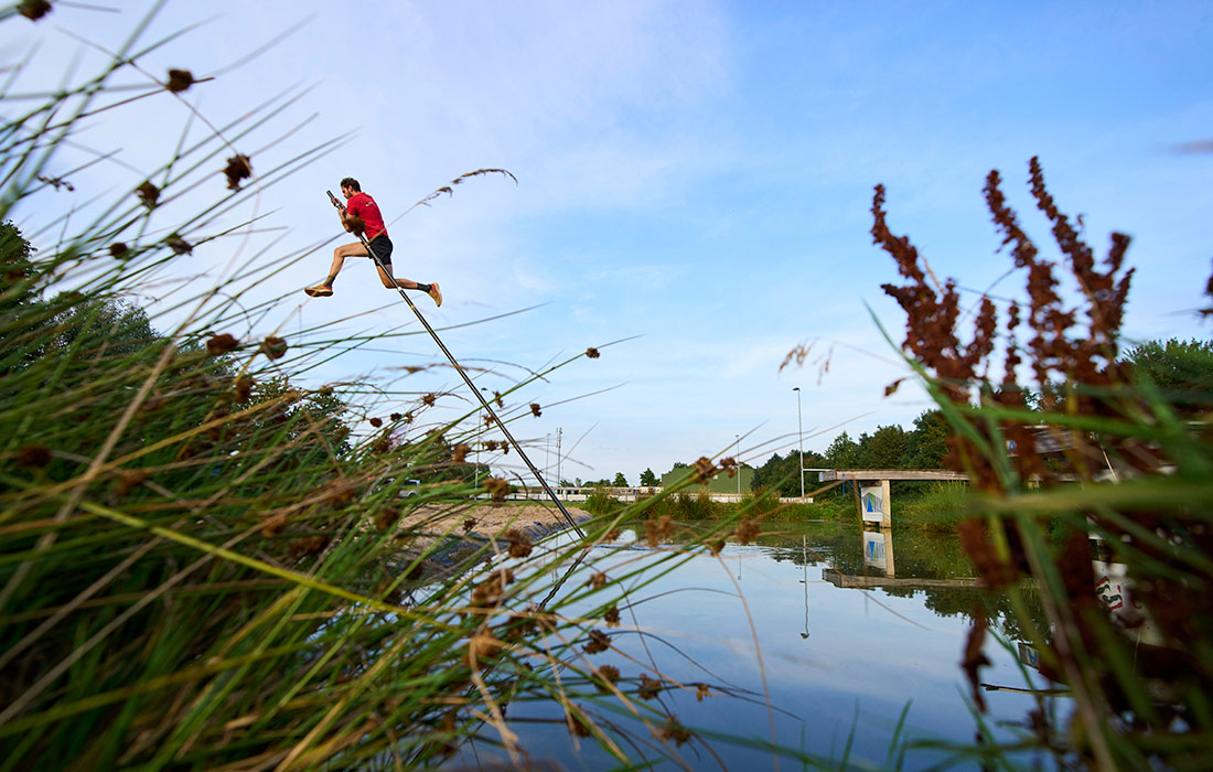Соревнования по прыжкам с шестом через канал в Нидерландах