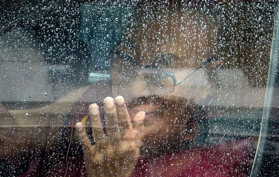 Духовный лидер Тибета Далай Лама приветствует верующих из своей машины по прибытии в Дхарамсалу, Индия