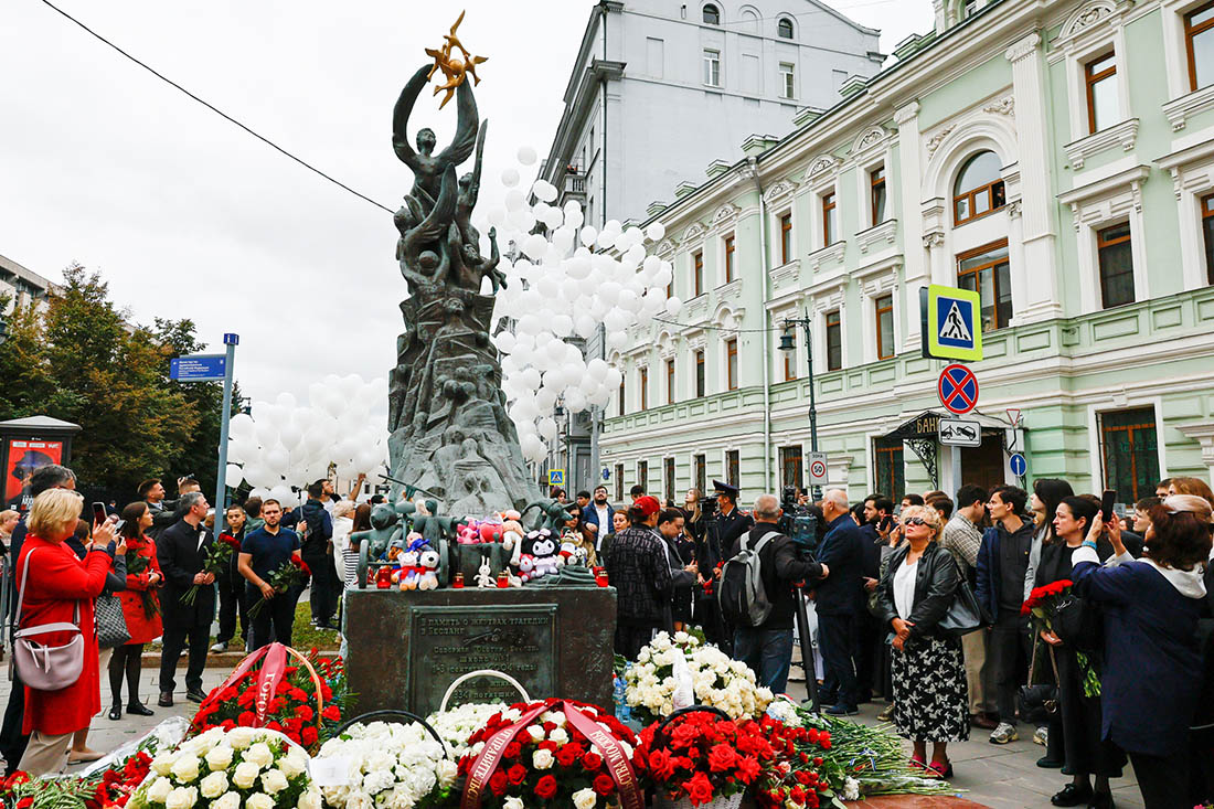 Возложение цветов к памятнику жертвам бесланской трагедии в Москве