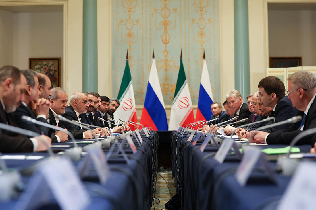 Президент РФ Владимир Путин (третий справа) и президент Ирана Масуд Пезешкиан (четвертый слева) во время встречи на полях саммита ШОС