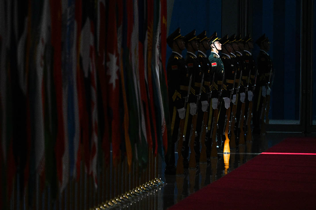 Почетный караул перед заседанием в формате "ШОС плюс" с участием глав государств - членов Шанхайской организации сотрудничества