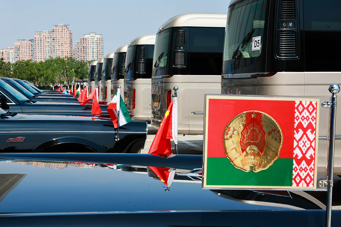 Автомобили делегаций перед заседанием Совета глав государств - членов ШОС