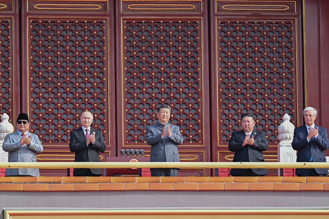 Председатель КНР Си Цзиньпин (в центре), президент России Владимир Путин (второй слева), лидер КНДР Ким Чен Ын (второй справа), президент Индонезии Прабово Субианто (слева), президент Казахстана Касым-Жомарт Токаев (справа) на военном параде