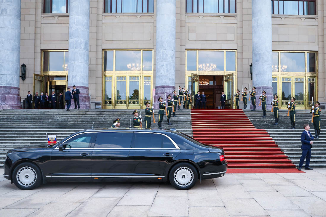 Автомобиль "Аурус" президента РФ Владимира Путина у Дома народных собраний