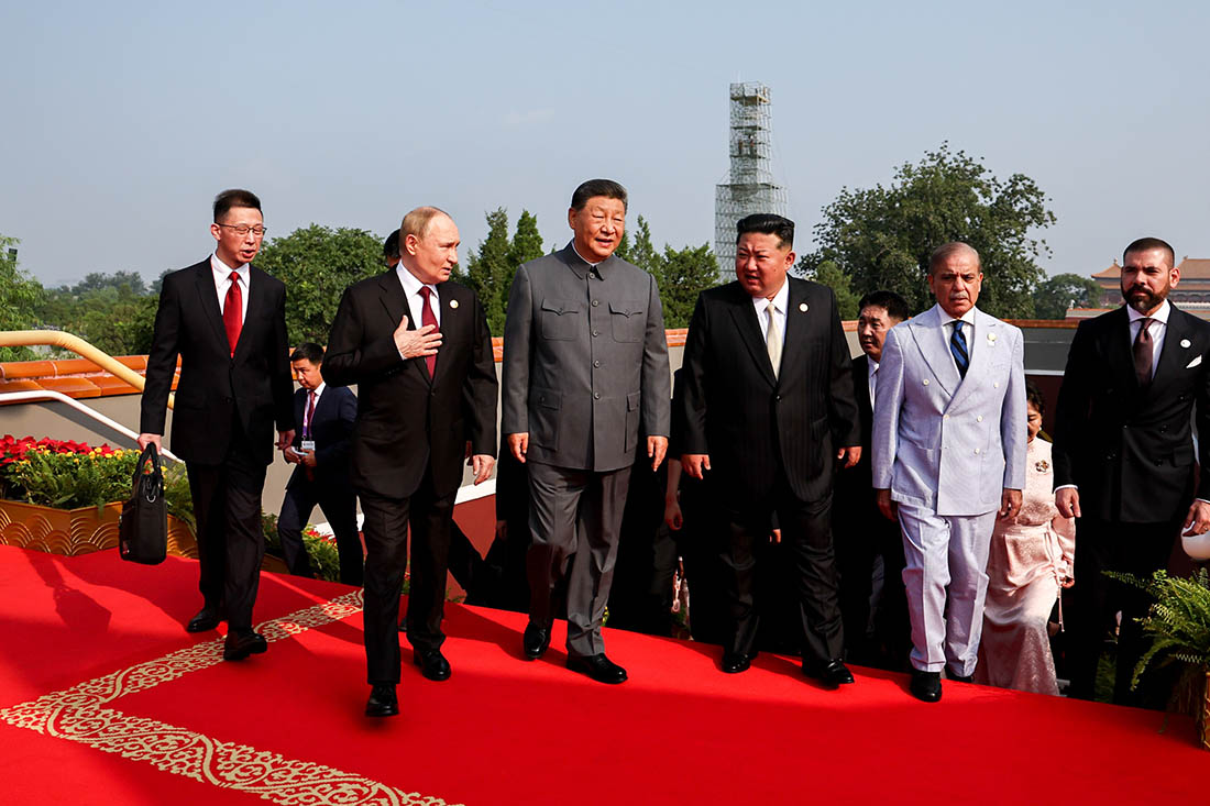 Президент РФ Владимир Путин, председатель КНР Си Цзиньпин, лидер КНДР Ким Чен Ын и премьер-министр Пакистана Шахбаз Шариф (слева направо) перед военным парадом