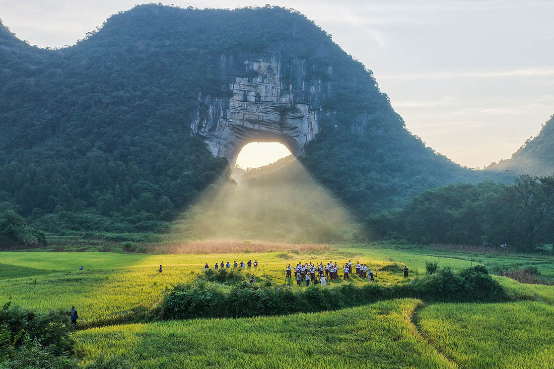 Солнечный свет проходит через пещеру в Юнчжоу (Китай), образуя видимый световой конус - эффект Тиндаля