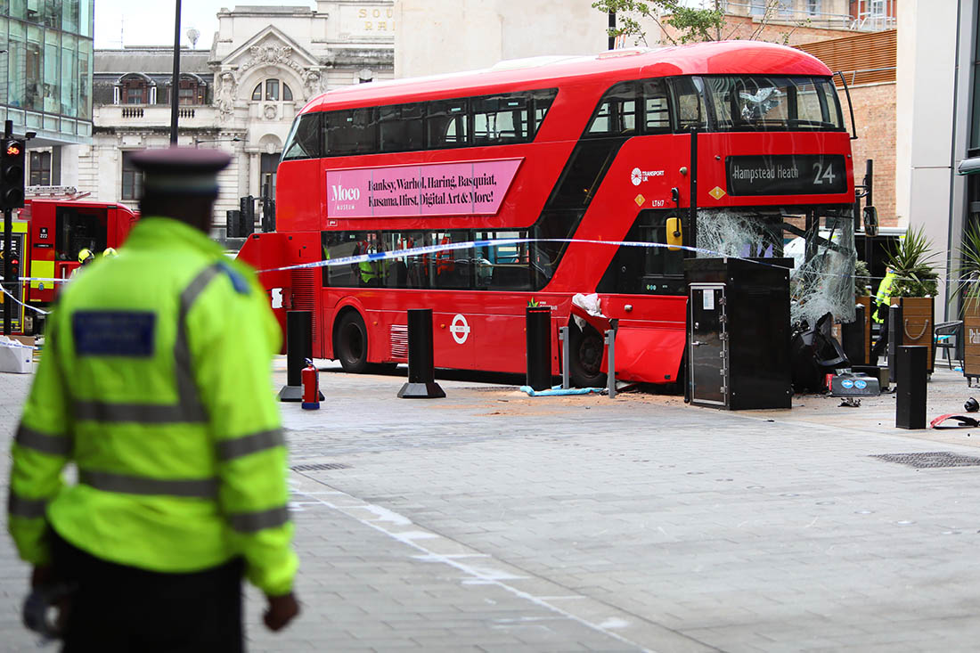 Автобус врезался в пешеходов недалеко от вокзала Виктория