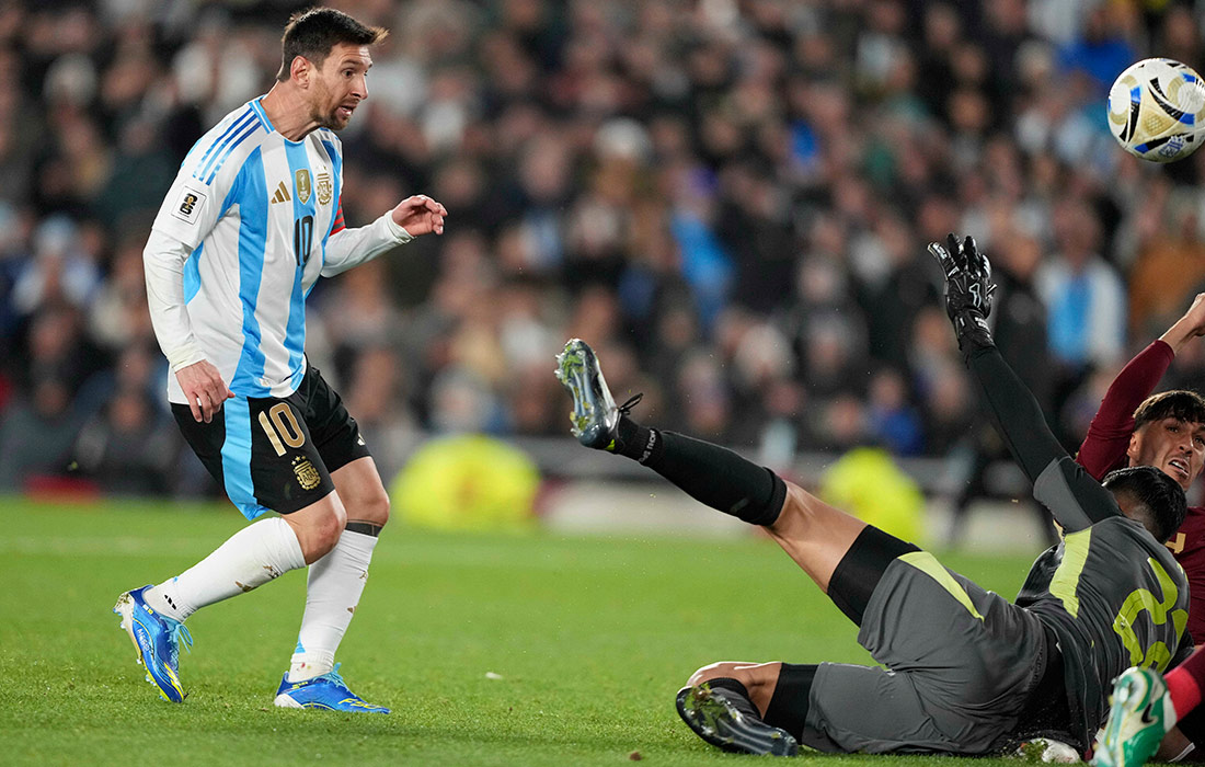Лионель Месси забивает первый гол Аргентины в ворота Венесуэлы в отборочном матче ЧМ-2026 в Буэнос-Айресе