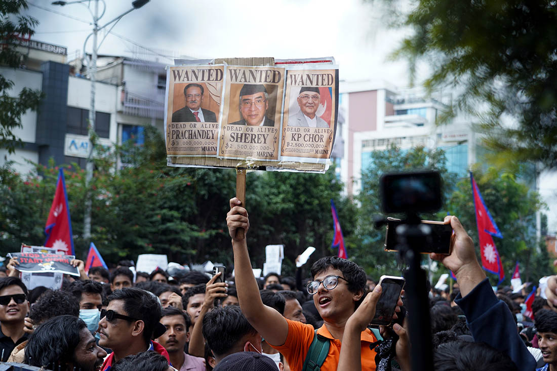 Акция против запрета социальных сетей у здания парламента Непала в Катманду переросла в столкновения с полицией