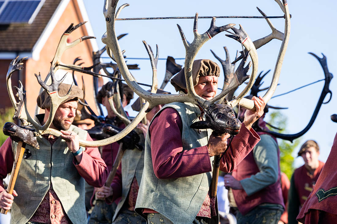 Традиционный танец с рогами в британской деревне Эбботс-Бромли в графстве Стаффордшир