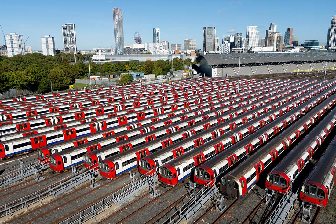 Поезда лондонского метро в электродепо Стратфорд-Маркет на фоне продолжающейся забастовки работников транспорта