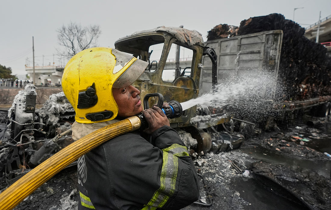 Автоцистерна с газом взорвалась в районе Истапалапа на востоке Мехико, в результате чего как минимум 4 человека погибли, 90 получили ранения