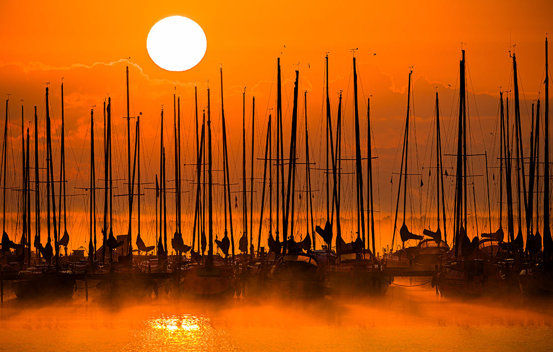 Рассвет над озером Штайнхудер Меер в Германии