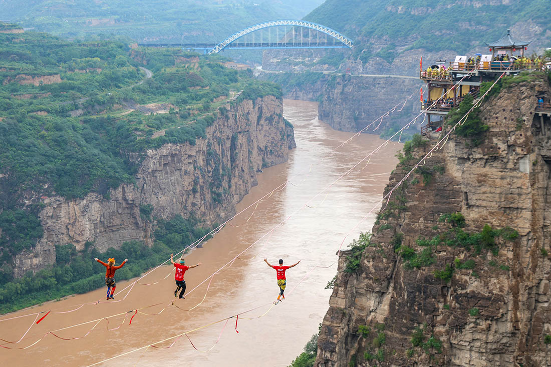 Канатоходцы посоревновались в провинции Шаньси в Китае