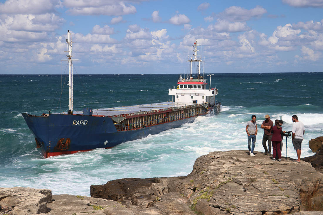 Грузовой корабль на мели в Чолаклы (Турция)