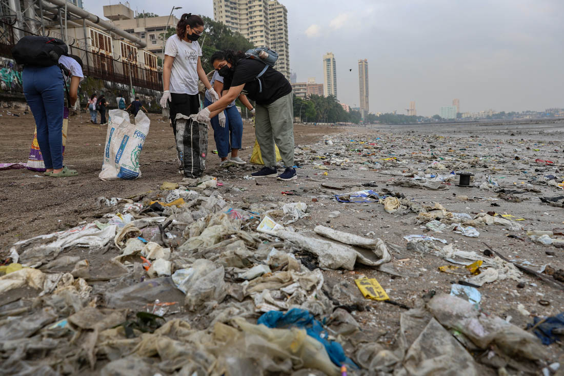 Уборка пляжа накануне Всемирного дня чистоты в Мумбаи