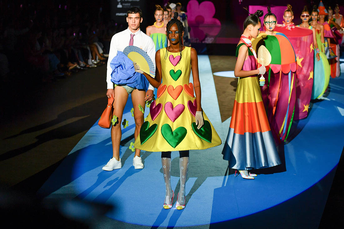 Коллекция Agatha Ruiz de la Prada, созданная с помощью искусственного интеллекта, на Неделе моды Mercedes-Benz Fashion Week в Мадриде