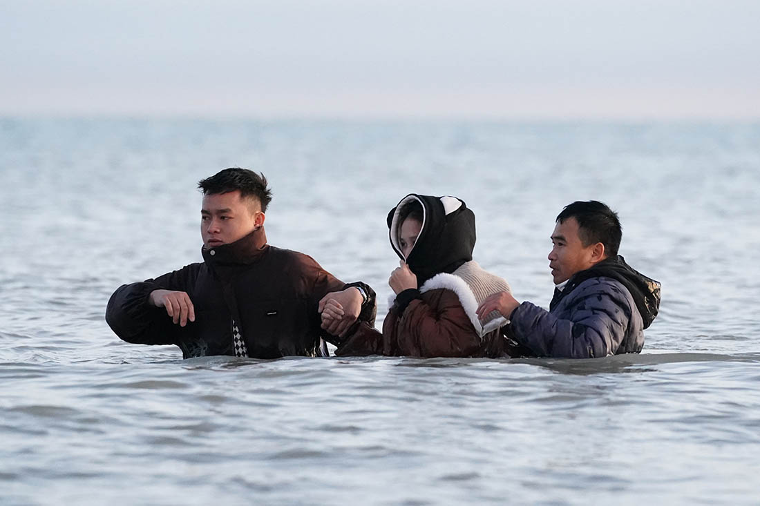 Мигранты штурмуют водную преграду недалеко от коммуны Гравлин во Франции