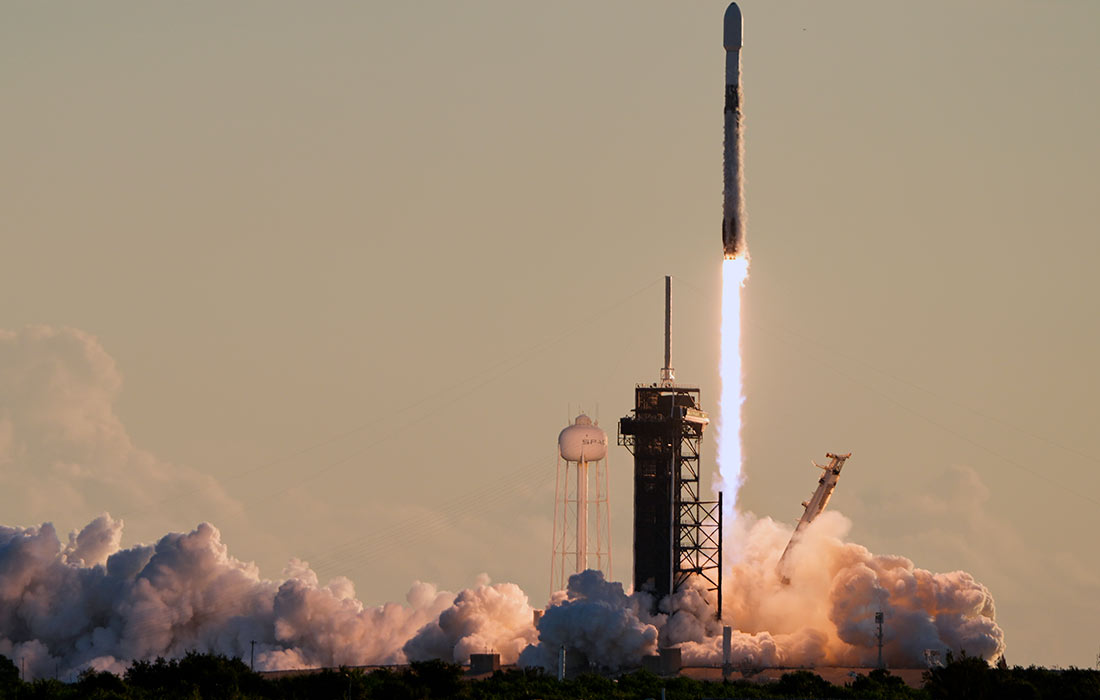 Компания SpaceX запустила ракету-носитель Falcon 9 с тремя метеорологическими зондами