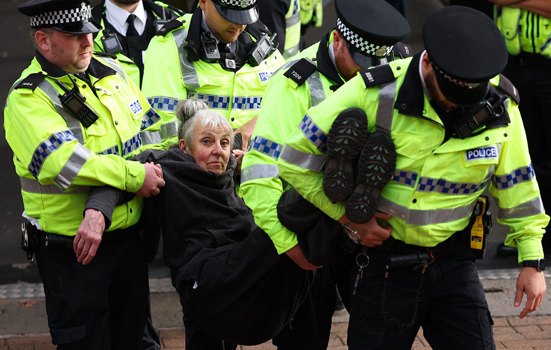 Полиция арестовывает сторонницу организации "Палестинское действие" в Ливерпуле, Англия