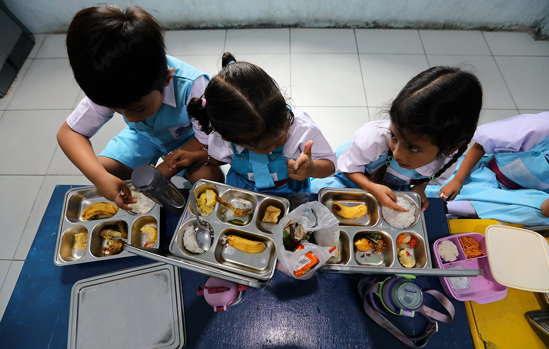 Программа бесплатного питания для школьников от правительства Индонезии продолжается, несмотря на случаи пищевого отравления по всей стране