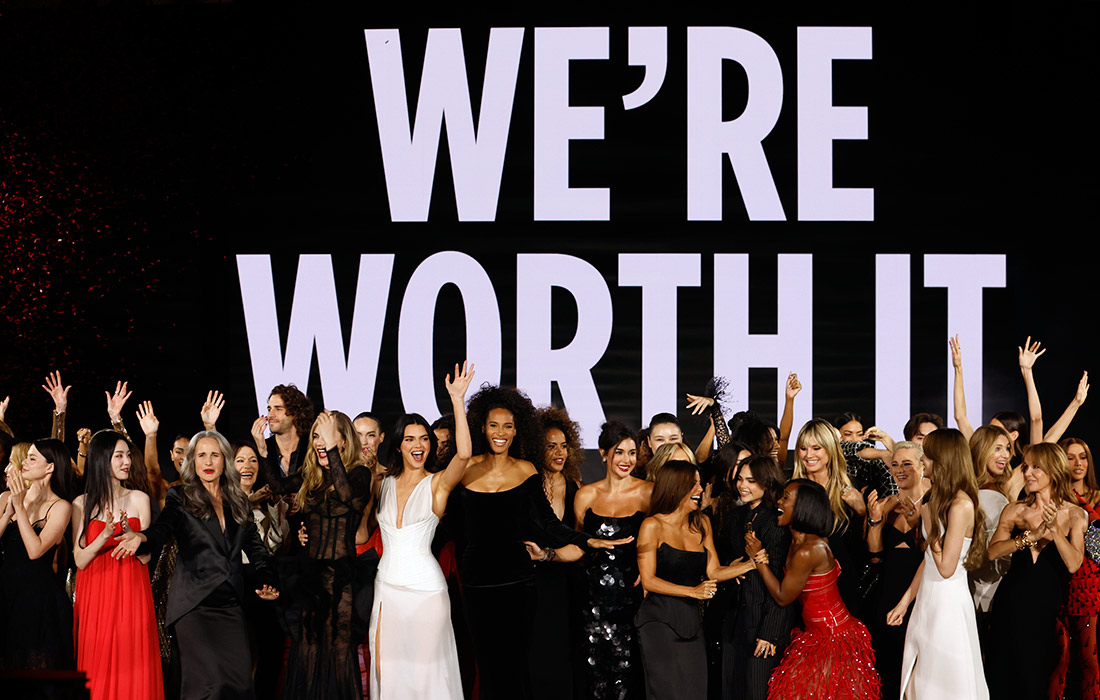 Ежегодное шоу косметического бренда L'Oreal на Неделе моды в Париже