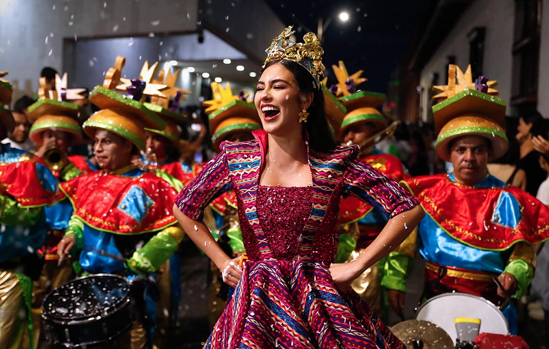 Марш коренных народов, пытающихся привлечь внимание к ущербу, который наносят лесные пожары их общине. Ла-Пас, Боливия