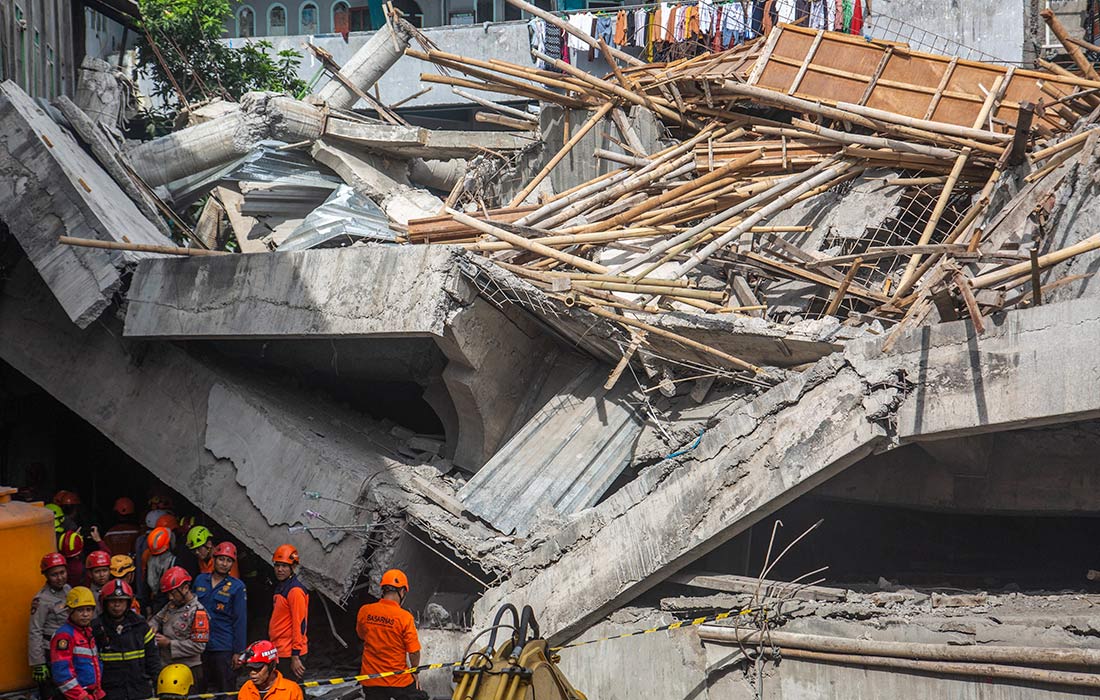 Как минимум один ученик погиб, десятки пострадали при обрушении здания школы в Индонезии