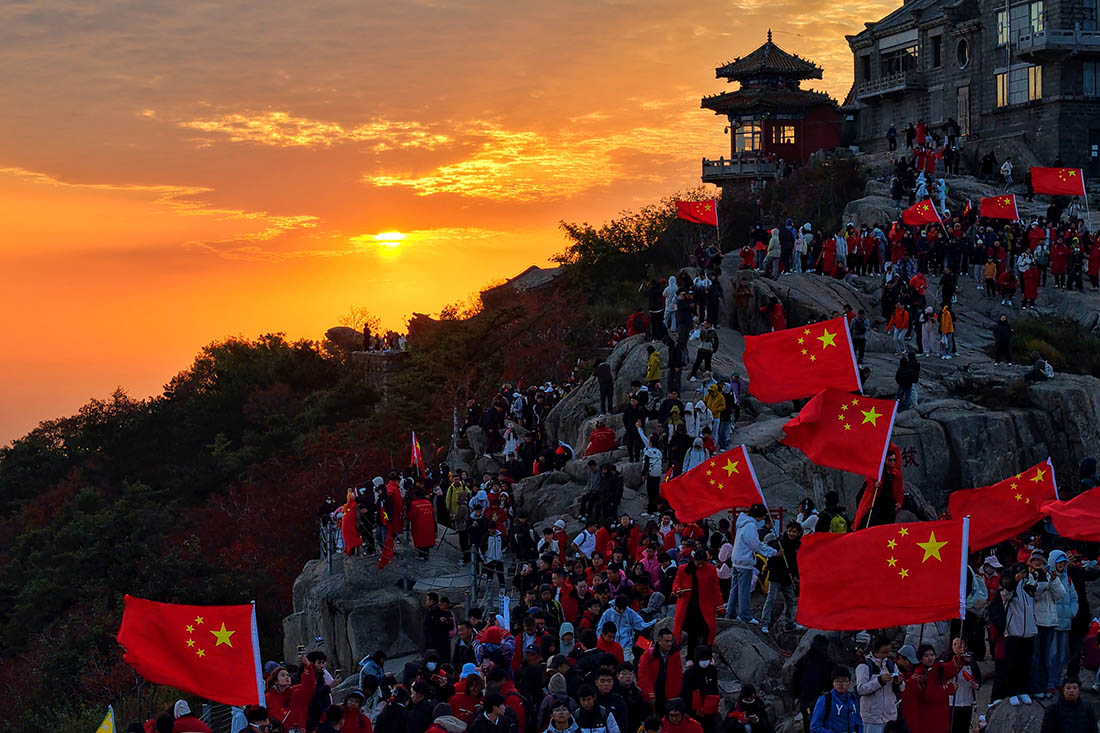 День образования КНР отмечают в Китае